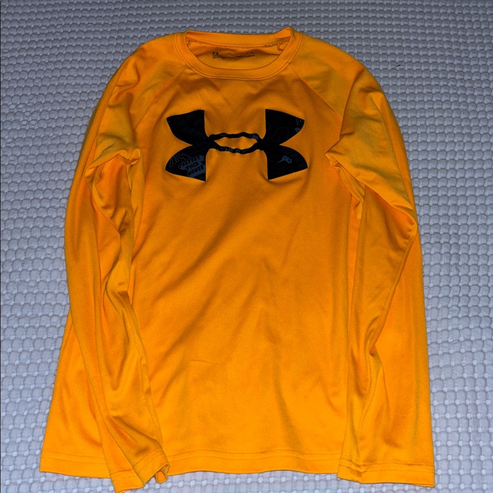 Under Armour, bundle of 5 shirts - 3 sweatshirts, 2 long sleeves -size medium - Picture 9 of 10